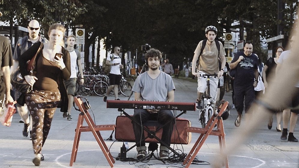 Pedro Carneiro Silva + Ardalan Aram , <em>Free Seat – Encounter</em>, 2018, Frankfurter Tor – Berlin. Photo by Ardalan Aram