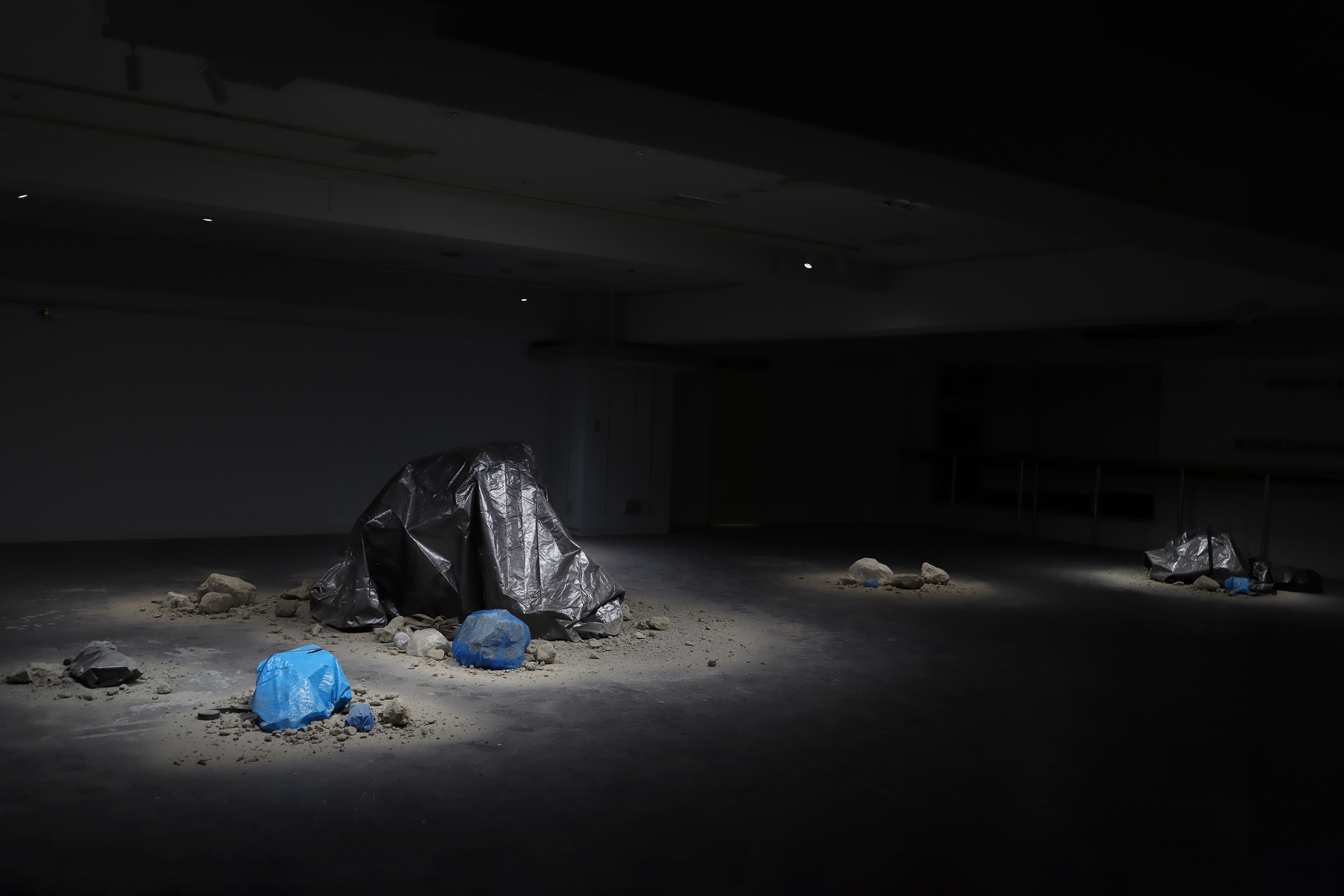 Buşra Tunç + Kerem Ozan Bayraktar, 《Ghost Gardens》, 2023, installation with concrete rubble, tarpaulin, mixed material, tablets and sound.