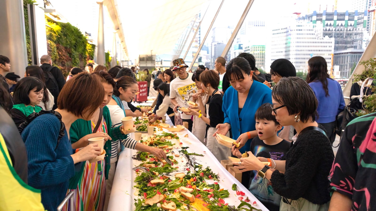 ソウダルアのフードインスタレーション「あなたか らはじまる食べられる森」、2023年、東京駅グランルーフ2F　撮影：高田洋三