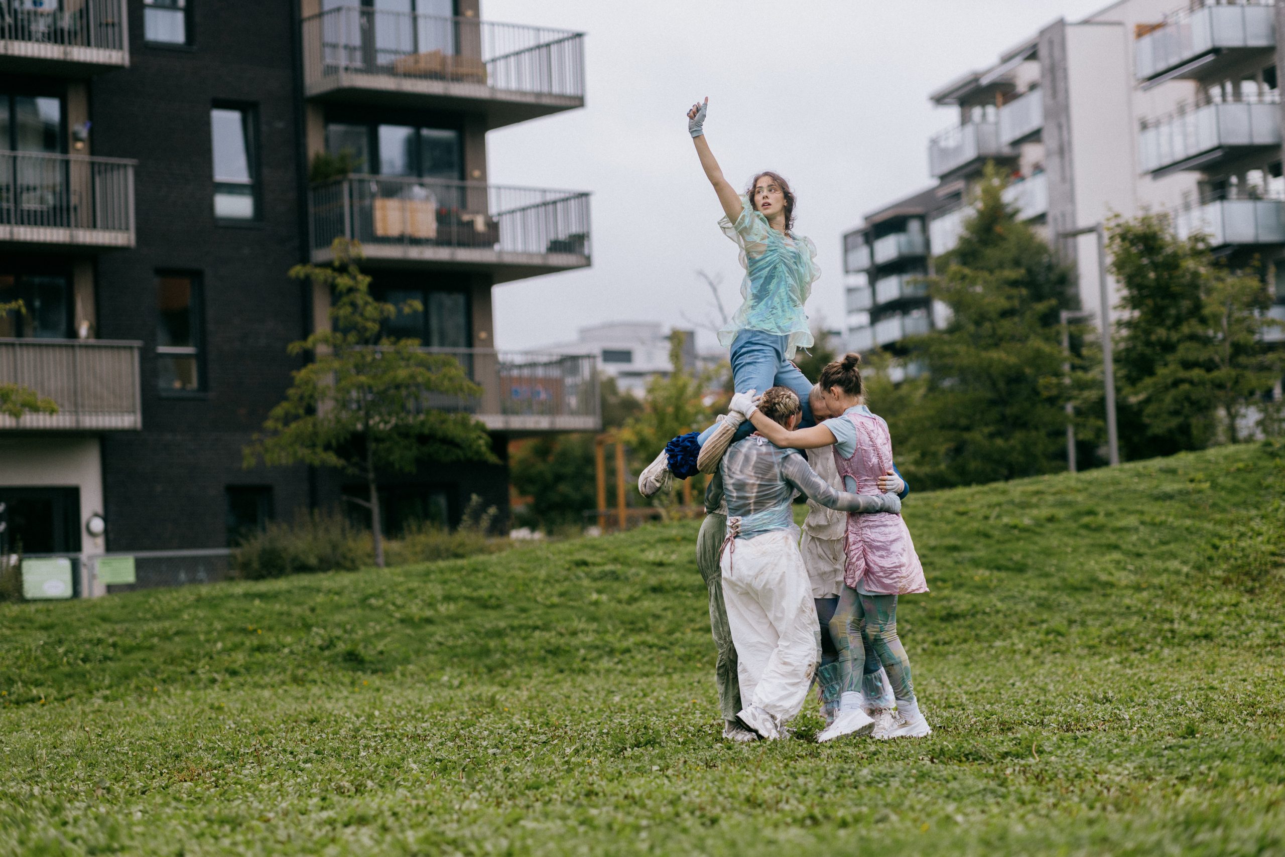 テントハウス･アートコレクティブ&オーブンネットワーク：その家は見た目より広い